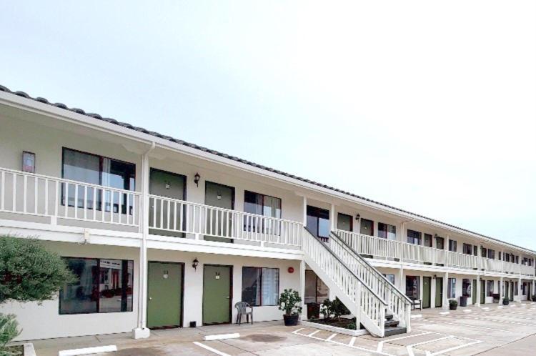 Soledad Motel 8 Zewnętrze zdjęcie